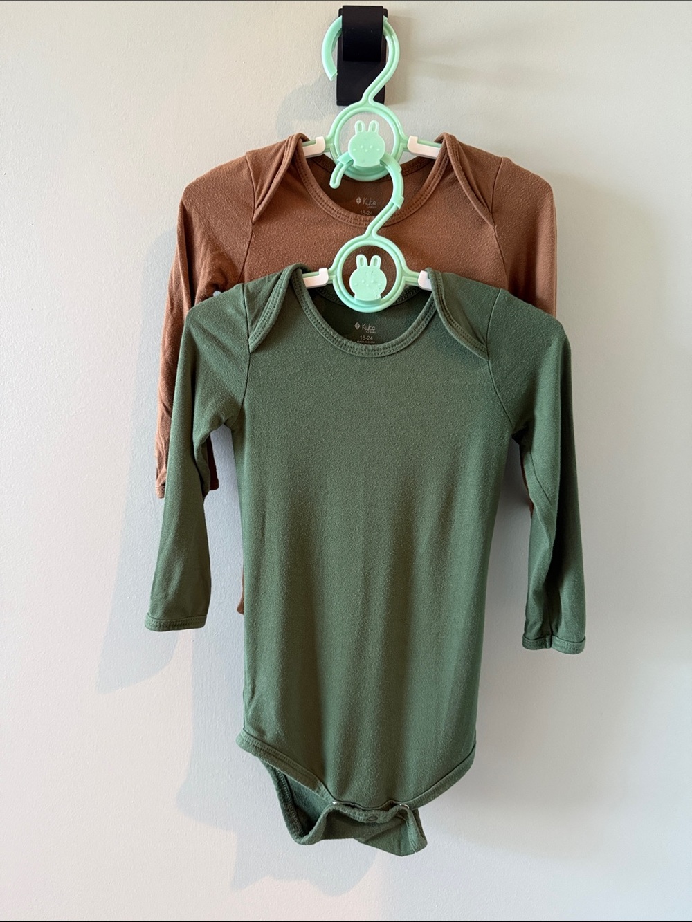 Kyte BABY  Green and Brown Long-Sleeve bamboo Bodysuits 18-24M